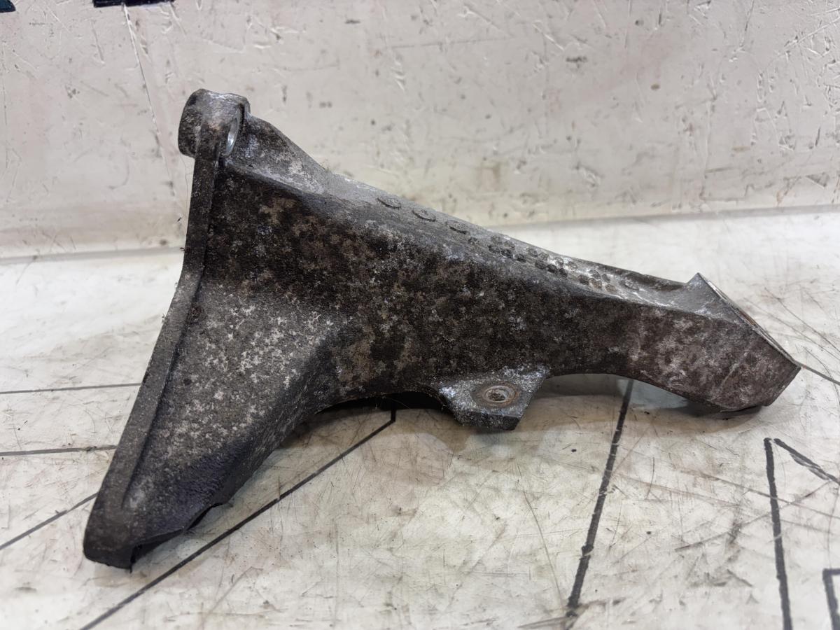 Кронштейн двигателя правый 8A0199308J Audi 80 B4