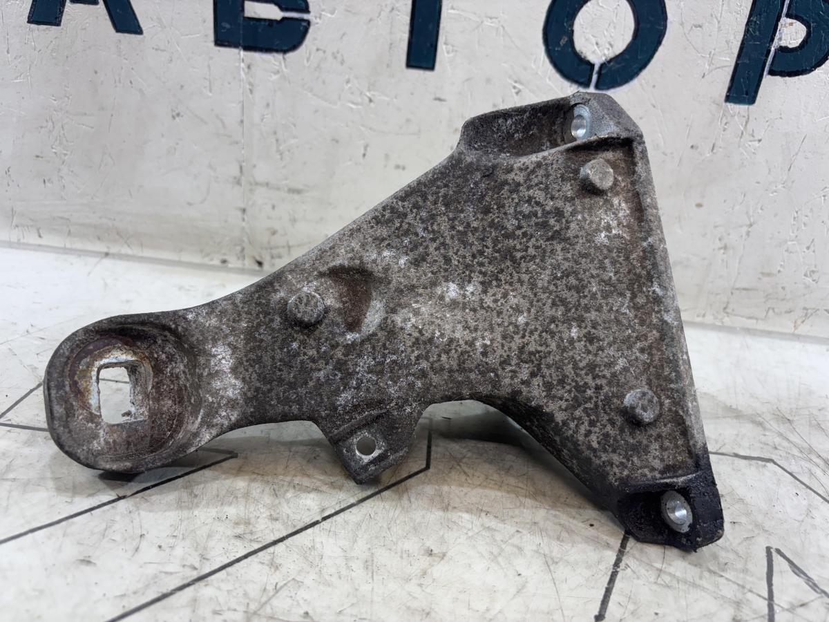 Кронштейн двигателя правый 8A0199308J Audi 80 B4