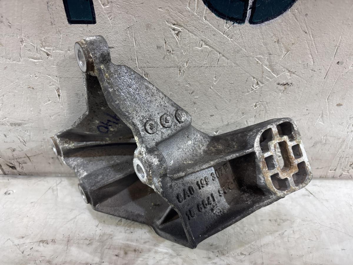 Опора двигателя левая 8A0199307F Audi 80 B4