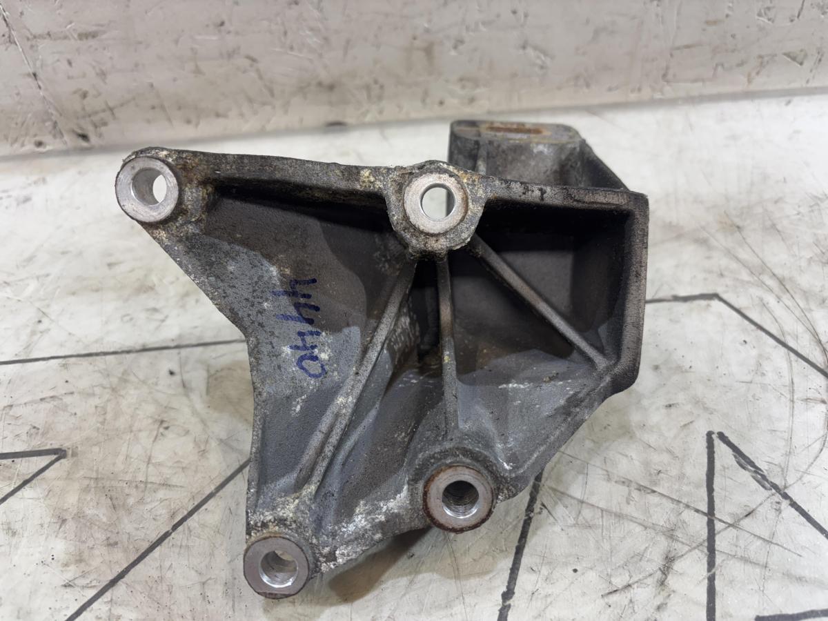 Опора двигателя левая 8A0199307F Audi 80 B4