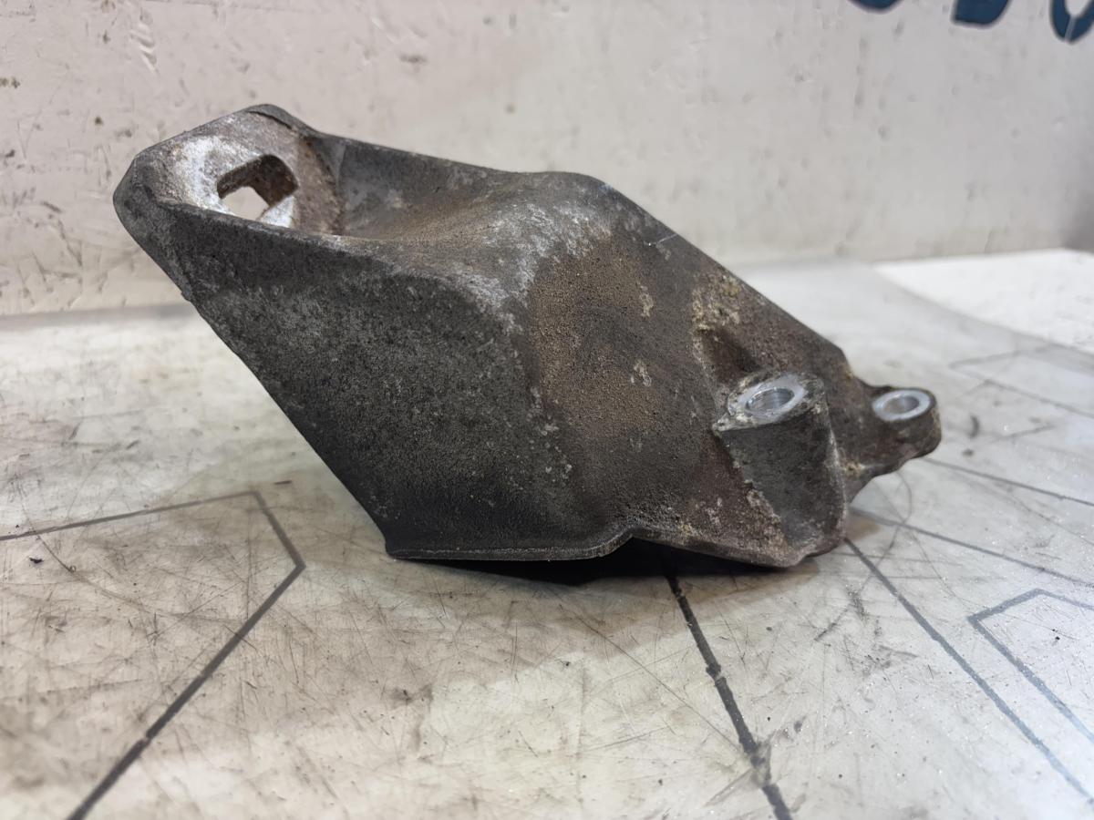 Опора двигателя левая 8A0199307F Audi 80 B4