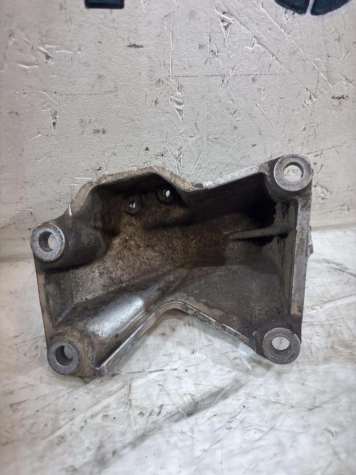 Кронштейн АКПП левый 4A0399113D Audi A6 C4