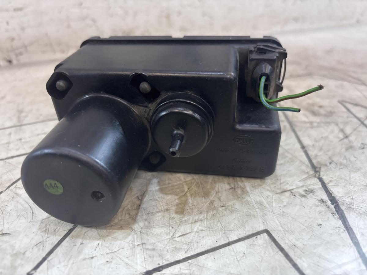 Компрессор центрального замка 443862257B Audi 80 B3