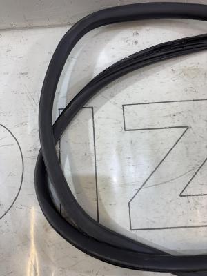 Уплотнитель двери задней левой 4B5833721L 