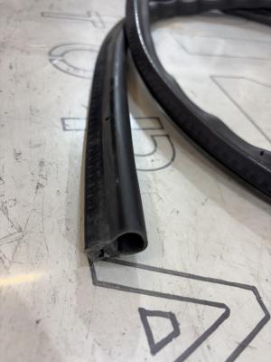 Уплотнитель капота 4L0823731 Audi Q7