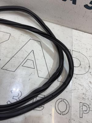 Уплотнитель двери передней левой 4L0831721 Audi Q7