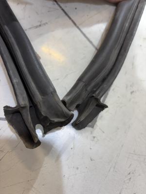 Уплотнитель капота 4B0823723A Audi A6 C5 / A6 C5 Allroad