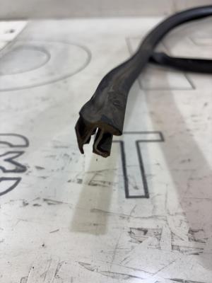 Направляющая стекла передняя левая 4B0837440AA Audi A6 C5 / A6 C5 Allroad