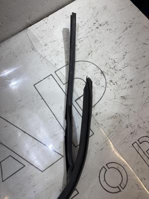 Уплотнитель стекла двери передней левой 4F0837439 Audi A6 C6 / S6 C6 / RS6 C6