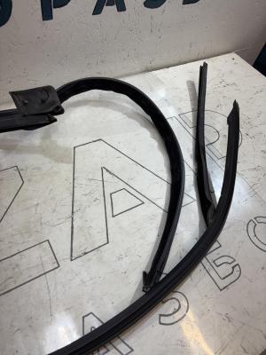 Уплотнитель стекла двери передней левой 4F0837439 Audi A6 C6 / S6 C6 / RS6 C6