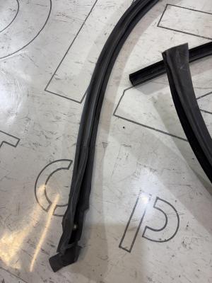 Направляющая стекла задняя правая седан 4B0837439 Audi A6 C5 / A6 C5 Allroad