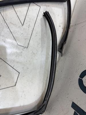 Направляющая стекла задняя правая седан 4B0837439 Audi A6 C5 / A6 C5 Allroad