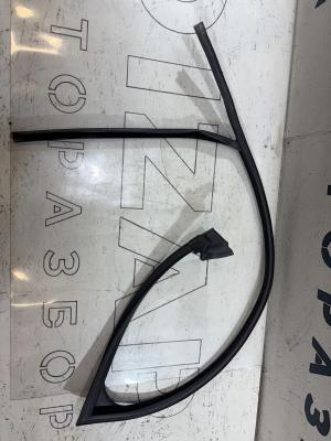 Направляющая стекла передняя левая 8D0837439L Audi A4 B5