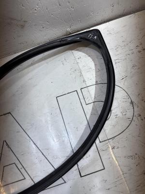 Направляющая стекла передняя левая 8D0837439L Audi A4 B5