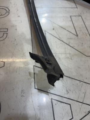 Направляющая стекла передняя правая 8D0837440L Audi A4 B5