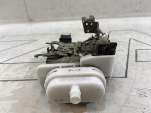 Замок двери передней левой 4A1837015D Audi A6 C4