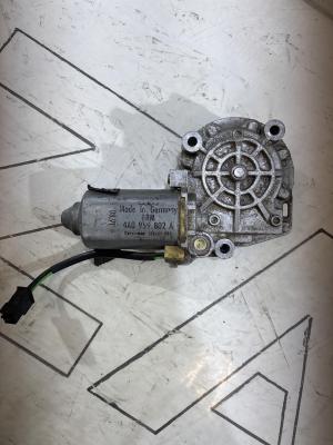 Моторчик стеклоподъемника передний правый 4A0959802A Audi A6 C4