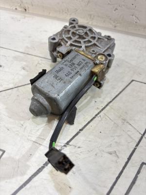 Моторчик стеклоподъемника передний правый 4A0959802A Audi A6 C4