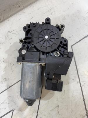 Моторчик стеклоподъемника передний правый 4A0959802D Audi A6 C4
