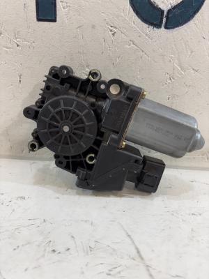 Моторчик стеклоподъемника передний правый 8D0959802D Audi A4 B5