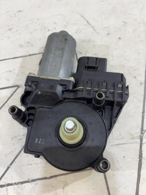 Моторчик заднего правого стеклоподъемника 4B0959802B Audi A6 C5 / A6 C5 Allroad
