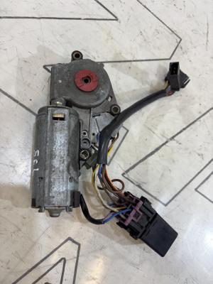 Моторчик привода люка 4A0877795 Audi A6 C4