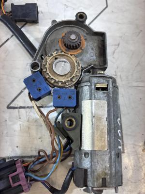 Моторчик привода люка 4A0877795 Audi A6 C4