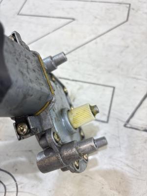 Моторчик стеклоподъемника передний правый 4A0959802A Audi A6 C4