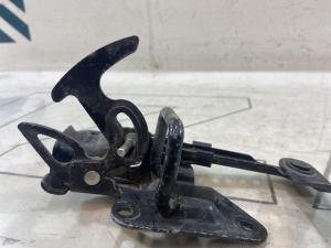 Стопорный крюк 4B3823480F Audi S6 C5