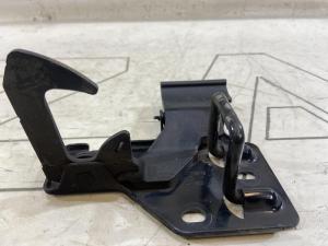 Стопорный крюк 6Q0823480B Volkswagen Touareg I