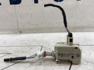 Замок лючка бензобака 1J0810773B Volkswagen Touareg I