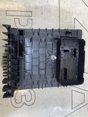 Центральный блок предохранителей для моторного отсека 1K0937125D Skoda Octavia II рест