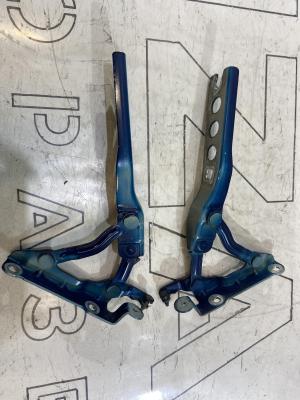 Петля капота левая/правая 1Z0823301C Skoda Octavia II рест