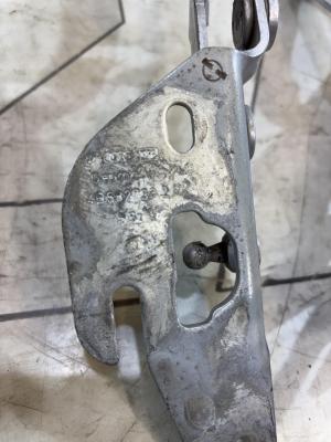 Петли крышки багажника левая правая 4B5827302F Audi  A6 С6