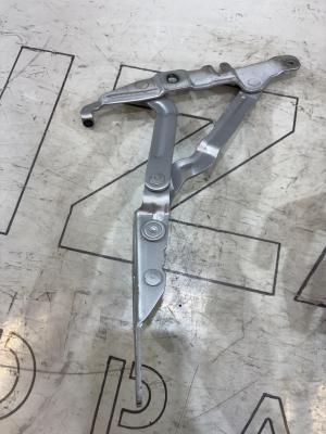 Петли крышки багажника левая правая 4B5827302F Audi  A6 С6