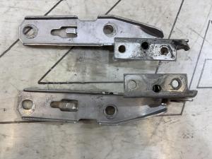 Петли капота левая правая 8E0823301E Audi A4 B6