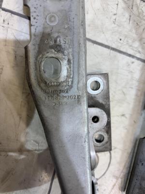 Петли капота левая правая 8E0823301E Audi A4 B6