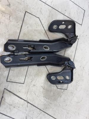 Петли капота левая правая 4F0823301 Audi A6 C6 / S6 C6 / RS6 C6