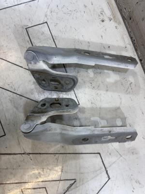 Петли капота левая правая 4F0823301 Audi A6 C6 / S6 C6 / RS6 C6