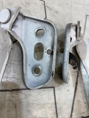 Петли капота левая правая 4F0823301 Audi A6 C6 / S6 C6 / RS6 C6