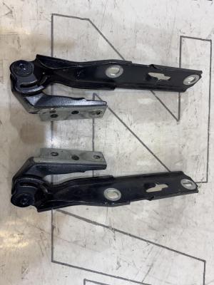 Петли капота левая правая 8E0823302E Audi A4 B6