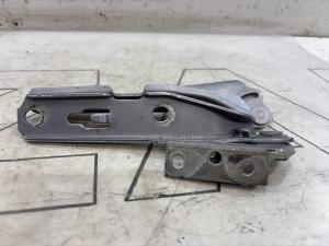 Петли капота левая правая 8E0823302E Audi A4 B6
