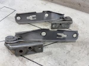 Петли капота левая правая 8E0823302E Audi A4 B6