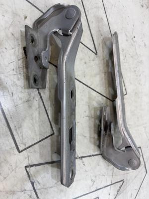 Петли капота левая правая 8E0823302E Audi A4 B6