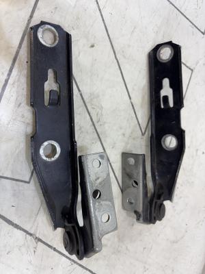 Петли капота левая правая 8E0823302E Audi A4 B6