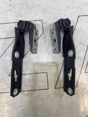 Петли капота левая правая 8E0823302E Audi A4 B6