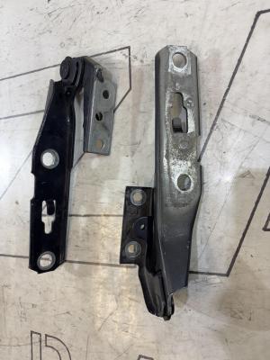 Петли капота левая правая 8E0823302E Audi A4 B6