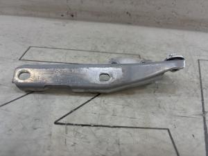 Петля капота правая 4B0823302D Audi A6 C5 / A6 C5 Allroad