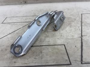 Петля капота правая 4B0823302D Audi A6 C5 / A6 C5 Allroad