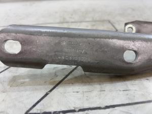 Петля капота правая 4B0823302D Audi A6 C5 / A6 C5 Allroad